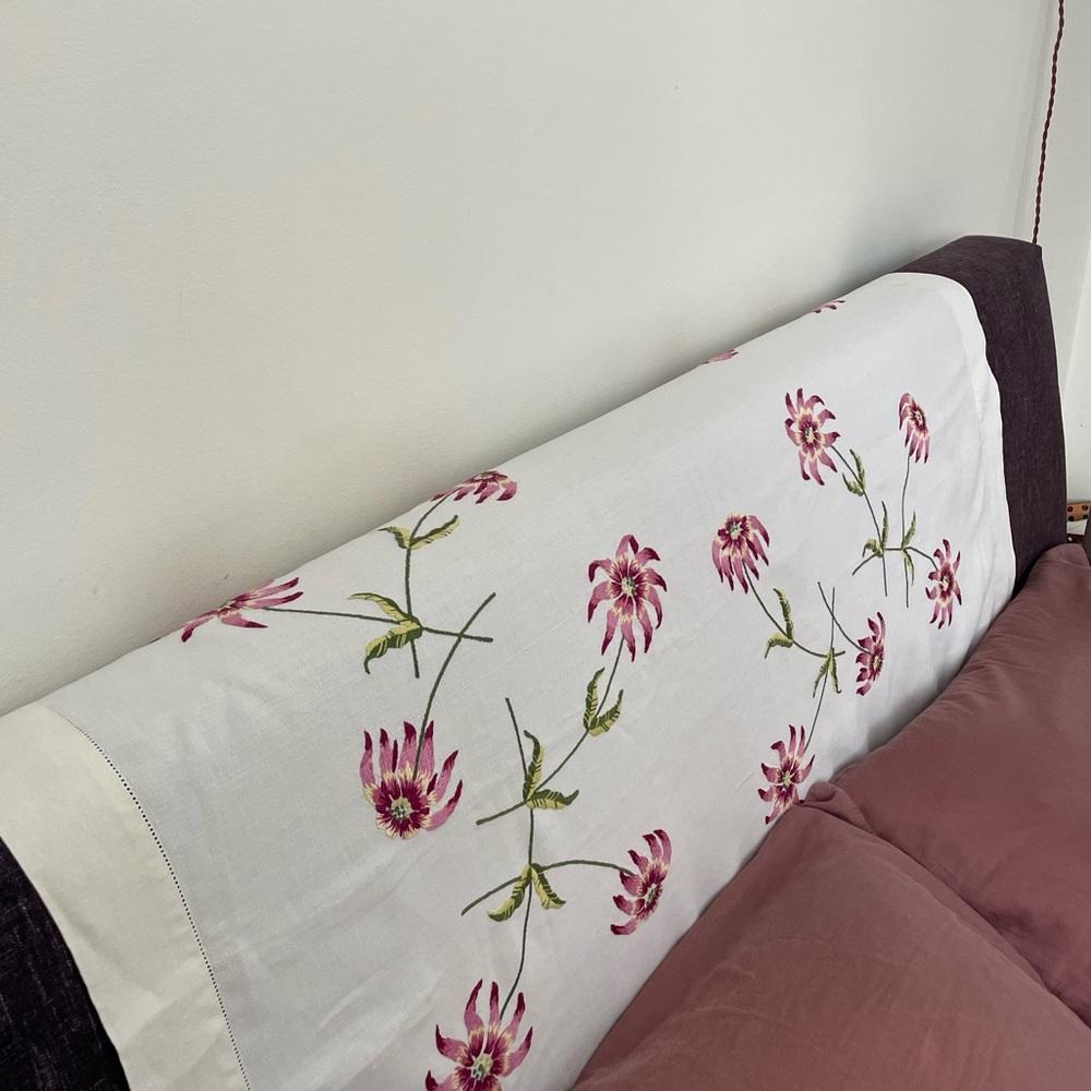 100% French Linen Floral Hand Embroidered Tablecloth White and Pink Clematis - Picture 9 of 10